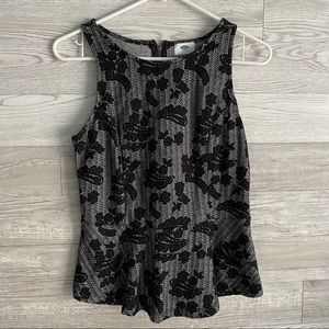 🦋3/$15🦋 Old Navy Grey & Black Floral Peplum Top